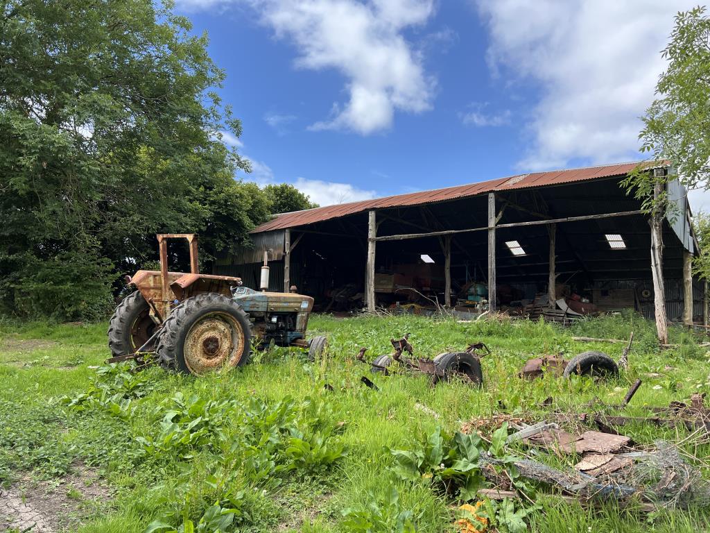 Lot: 36 - FREEHOLD RURAL BARN WITH CONSENT FOR CONVERSION ON A PLOT OF 1.27 ACRES - View of there main barn on the site